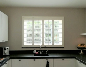 Witte shutters in keuken