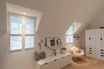 Kinderkamer met shutters in slaapkamer