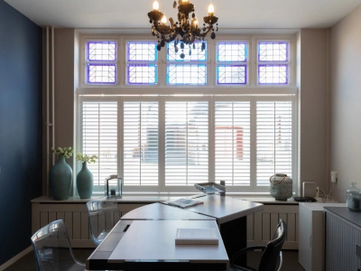 Glas-in-loodraam met shutters in werkruimte