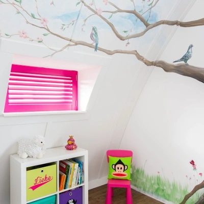 Roze shutters in een kinderkamer