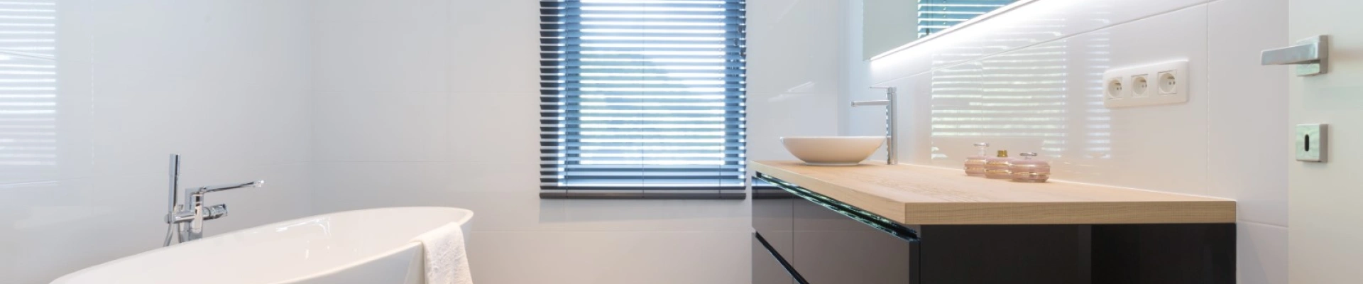 Kunststof blinds in de badkamer