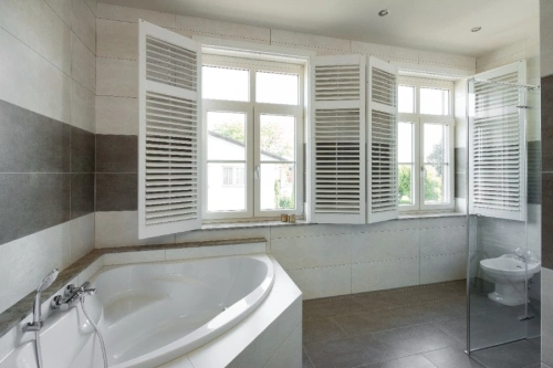 kunststof-of-houten-shutters-badkamer.jpg