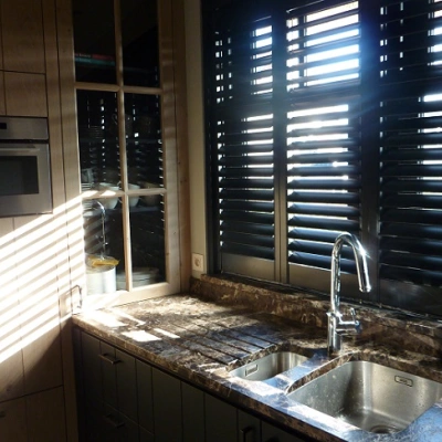 Prachtige lichtinval door stijlvolle shutters in keuken