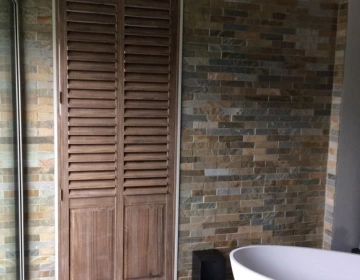 Houten shutters in badkamer