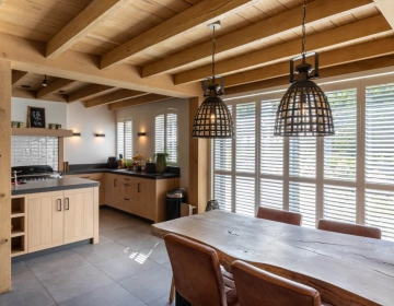 Shutters in landelijke stijl van keuken