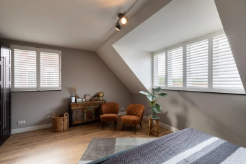 Shutters als raamdecoratie in slaapkamer