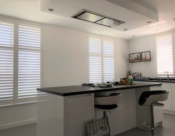 Moderne keuken met moderne shutters als raamdecoratie