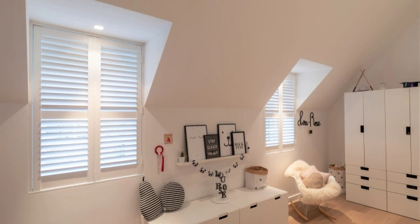 Witte shutters als moderne raamdecoratie