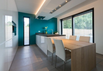 Moderne keuken met blinds voor smal raam