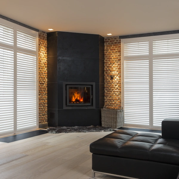 Moderne houten shutters in de living