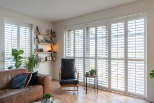 natuurlijk-licht-interieur-met-shutters-raamdecoratie.jpg