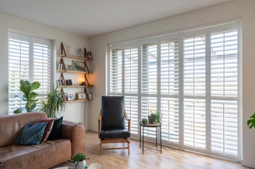 natuurlijk-licht-interieur-met-shutters-raamdecoratie.jpg