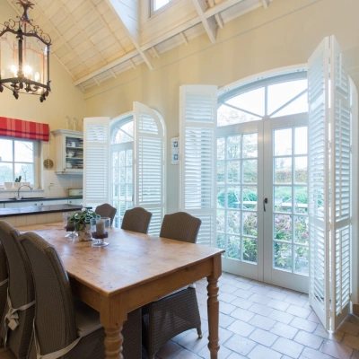 Open witte shutters