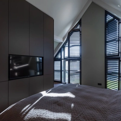 Openklapbare zwarte raamdecoratie in slaapkamer