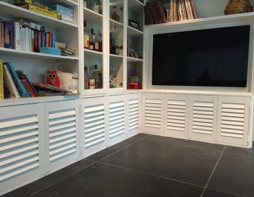 Petit placard avec shutters comme portes