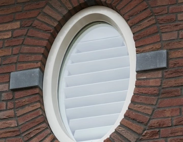 Petite fenêtre avec shutters