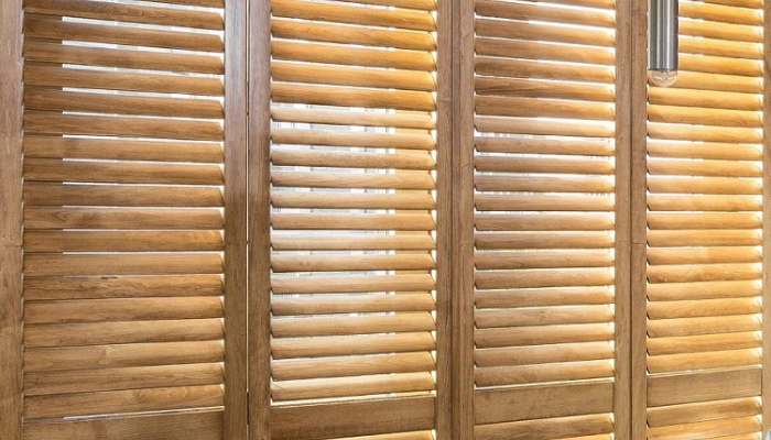 Beitskleur shutters van hout