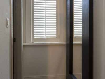 Rechthoekig raam met witte shutters
