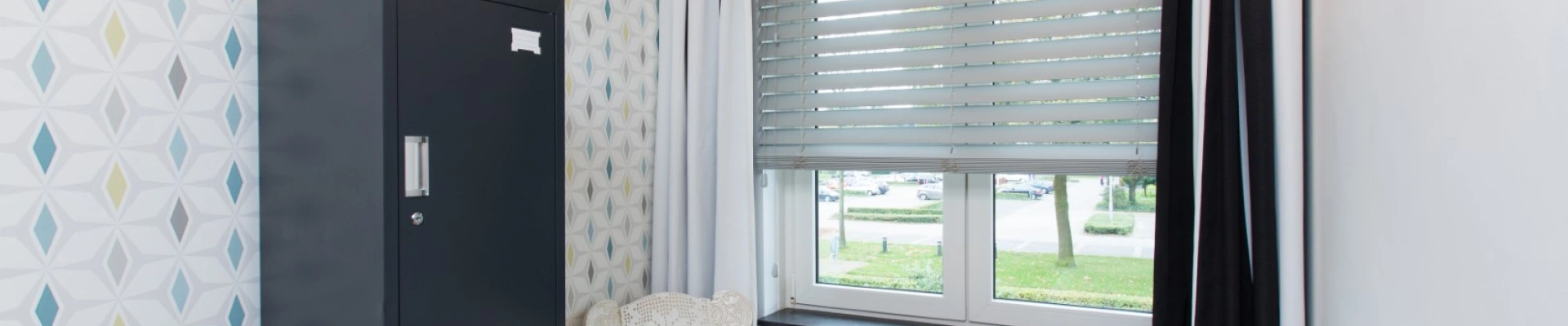 Houten blinds als raamdecoratie in de slaapkamer