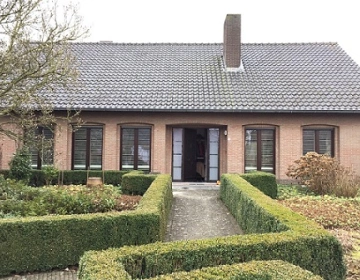 Huis met bijzondere shutters buitenaanzicht