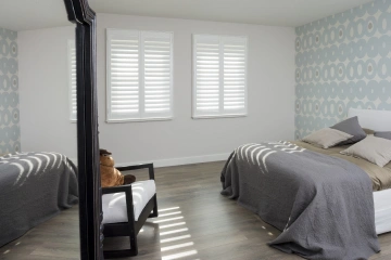 Witte shutters in romantische slaapkamer