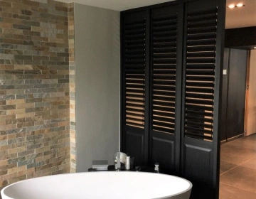 Zwarte shutters als roomdivider