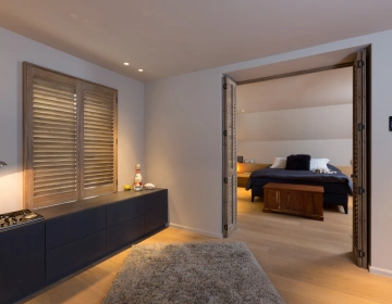 Shutters als roomdivider in slaapkamer