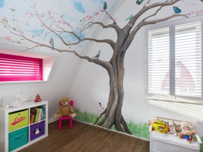 roze maatwerk shutters in een kinderkamer