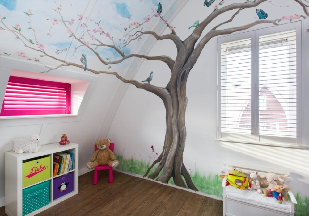 Roze shutters kinderkamer