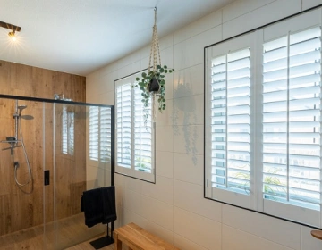 Salle de bain aux shutters blancs