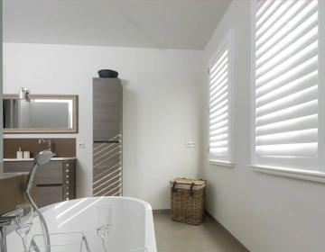 Salle de bain blanche avec shutters