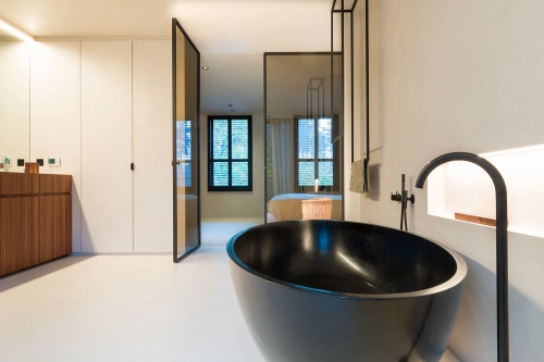 salle-de-bains-attenante-par-chambre-avec-shutters-noirs-en-style-hotel-chic.jpg