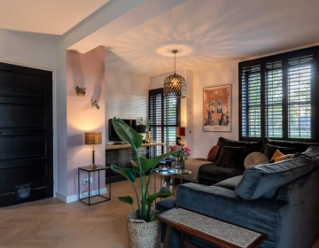 Shutters noirs dans le salon