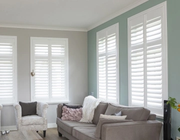 Salon cosy aux shutters blancs