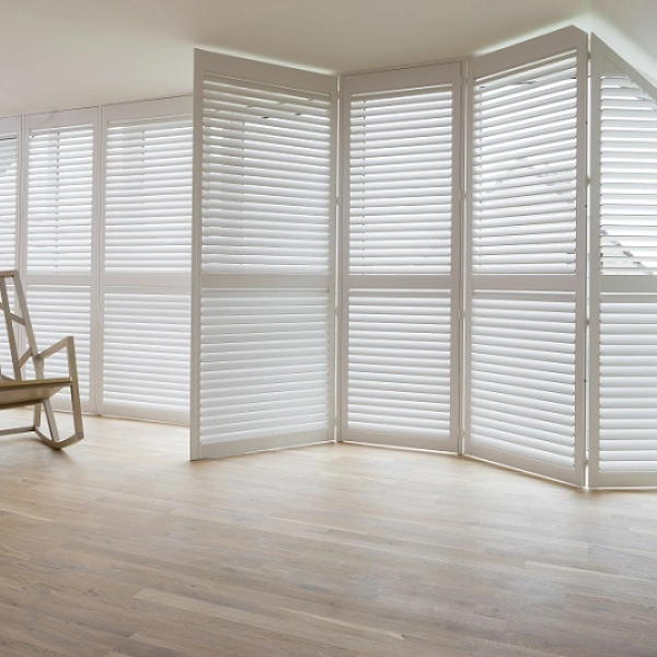 Witte shutters in een open serre