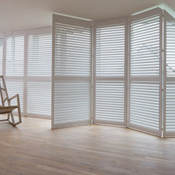 Witte shutters in een open serre