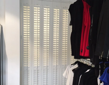 Shutters met tilt rod bediening als kastenwand