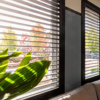 Sfeervolle shutters geven als raamdecoratie uitstraling aan je huis
