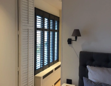 Zwarte en witte shutters als deuren