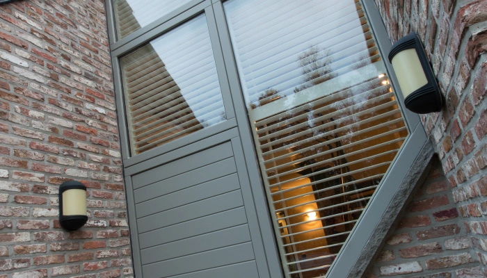 Buitenaanzicht van houten shutters