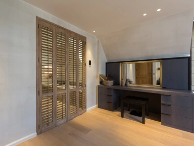 Shutters als roomdivider in slaapkamer