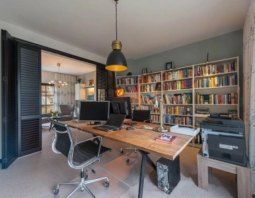 shutters als roomdivider tussen woonkamer en werkkamer