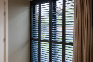 Antraciet shutters in slaapkamer