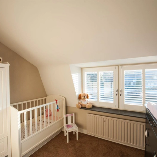 Raambekleding in babykamer met shutters