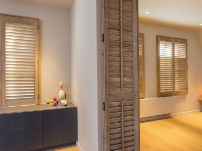 beitskleur shutters als roomdivider