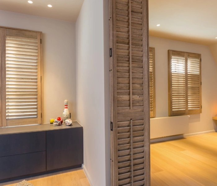 Houten beitskleur shutters als roomdivider