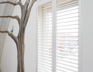 Shutters blancs dans la chambre des enfants