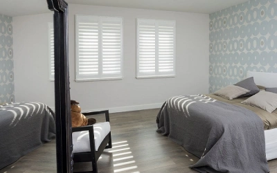 Shutters blancs dans la chambre