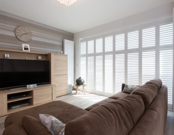 Shutters blancs dans le salon