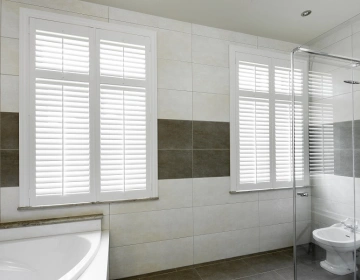 Shutters blancs dans une salle de bain